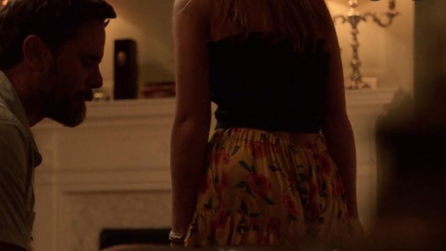 Jaune floral shorts portés par Sarah Cameron (Madelyn Cline) dans les Outer Banks (S01E08)