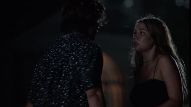 Noir attaché tube haut porté par Sarah Cameron (Madelyn Cline) dans les Outer Banks (S01E08)