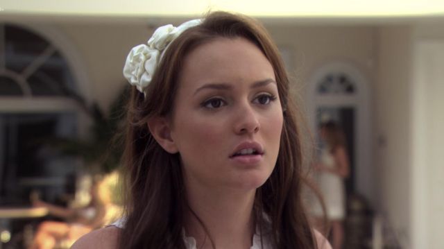Le serre-tête blanc de Blair Waldorf (Leighton Meester) dans Gossip Girl (S02E01)