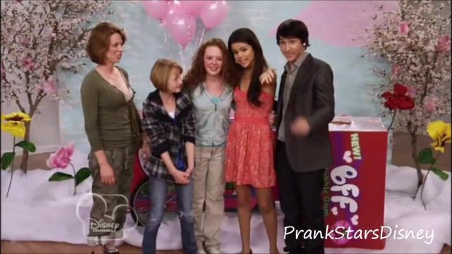 Robe portée par Selena Gomez dans Prank★Stars - Selena Gomez