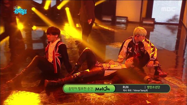Chaqueta bomber de Suga en [HOT] BTS - RUN, 방탄소년단 - 런, Show Music core 20151212