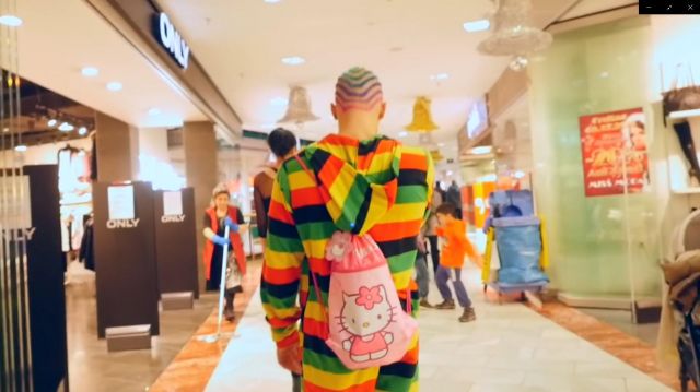 Sac Hello Kitty de Candy Ken dans Candy Ken - Basic Bitches ft. Bainshe (Prod. Lets Go Radio)