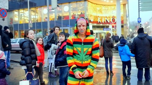 Tenue Weed de Candy Ken dans Candy Ken - Basic Bitches ft. Bainshe (Prod. Lets Go Radio)