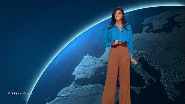 La chemise oversize en soie bleue de Tatiana Silva dans Météo de TF1 le 16.08.2020