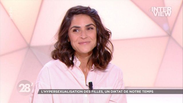 The oversize shirt with pink stripes, bell sleeves elbow length of Sonia Chironi in 28 minutes on the 17.08.2020