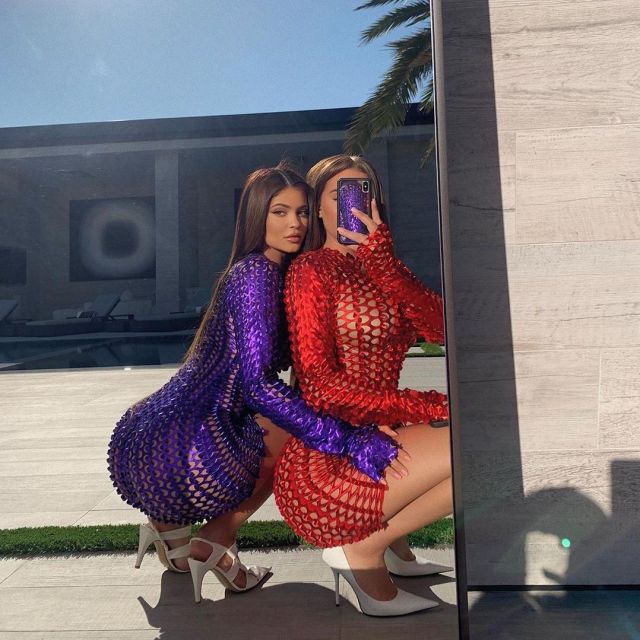 Mini dress porté par kylie Jenner et Anastasia Karanikolaou  sur le compte Instagram de @kyliejenner 