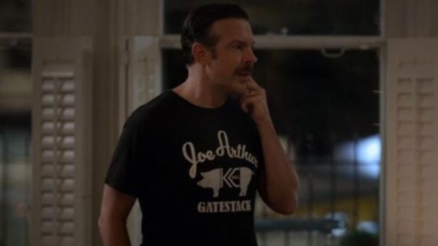 Joe Arthur Gatestack T-shirt worn by Ted Lasso (Jason Sudeikis) in Ted Lasso (S01E01)