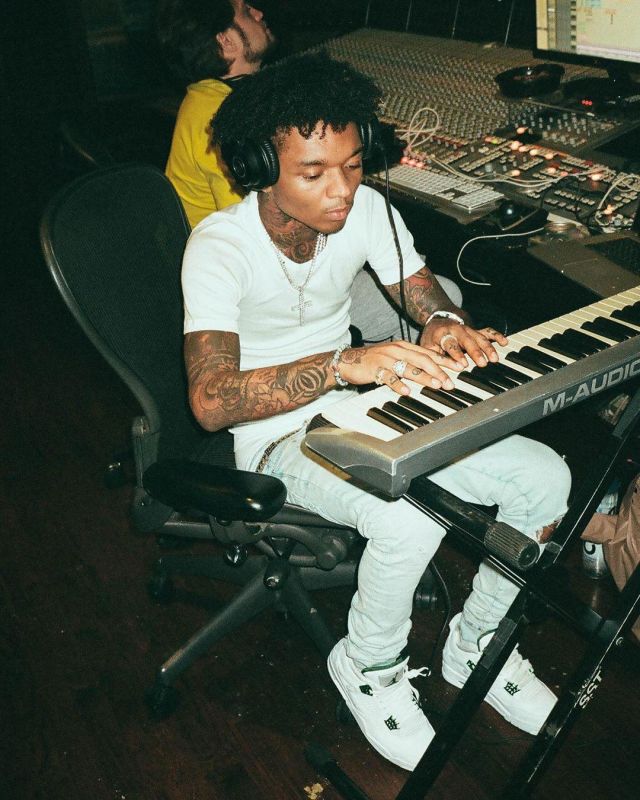 Air Jordan 4 Retro «Metallic Pack - Pine Green» porté par Swae Lee sur l&#39;Instagram account @swaelee