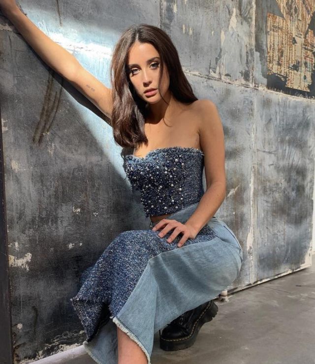 The top and denim skirt set of María Pedraza on an Instagram photo