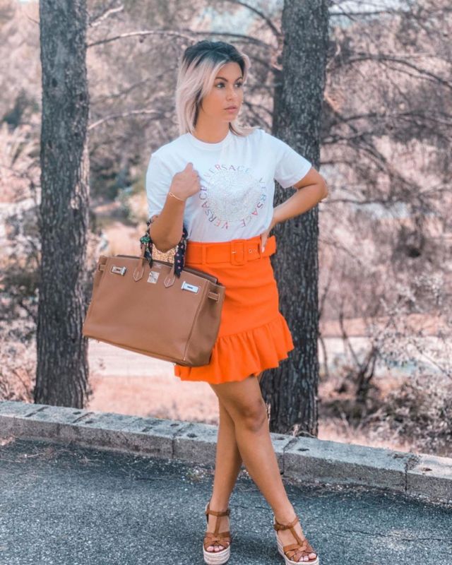 La jupe orange à ceinture de Carla Moreau sur son compte Instagram @carlamoreau_____