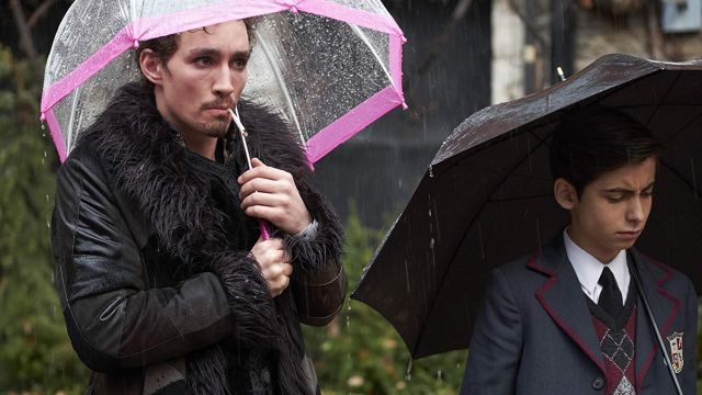 Black Coat whit fur collar worn by Klaus (Robert Sheehan) as seen in The Umbrella Academy TV series wardrobe (Season 1 Episode 1)