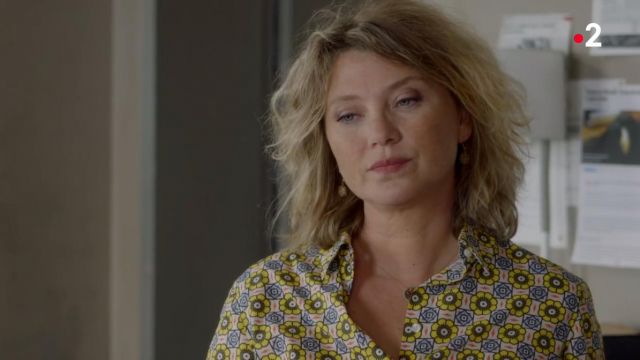 La chemise Martin imprimé à fleurs jaunes de Candice Renoir (Cécile Bois) dans Candice Renoir (S08E05) le 28.08.2020