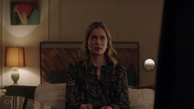 Cabecera de Guinevere Beck (Elizabeth Lail) como se ve en YOU S01E08
