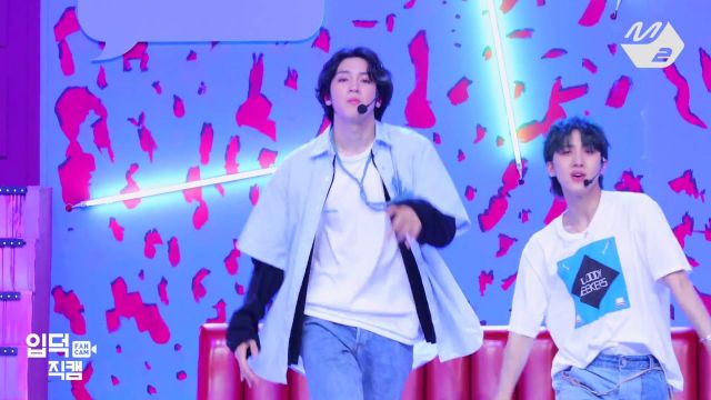 La chemise bleue et noire de Wooseok dans la vidéo [입덕직캠] 펜타곤 우석 4K 직캠 '접근금지(Humph!)' (PENTAGON WOOSEOK FanCam) | @MCOUNTDOWN_2019.7.18