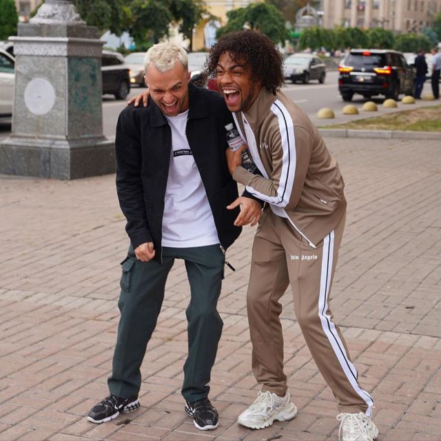 Le pantalon cargo gris de Squeezie sur le compte Instagram de @gambi