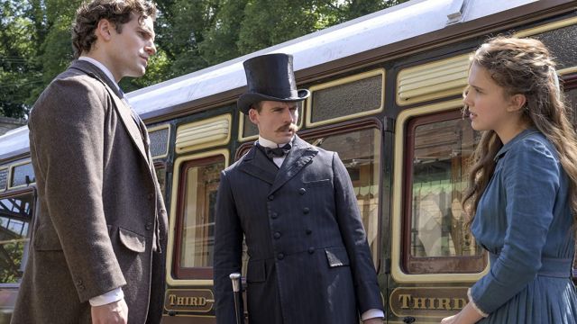 Abrigo de doble pecho usado por Mycroft Holmes (Sam Claflin) en Enola Holmes