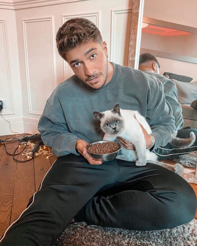 Le sweatshirt gris porté par Darko sur son compte Instagram @darkocttg