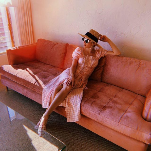 Les lunettes de soleil blanches de Emma Roberts sur son compte Instagram @emmaroberts