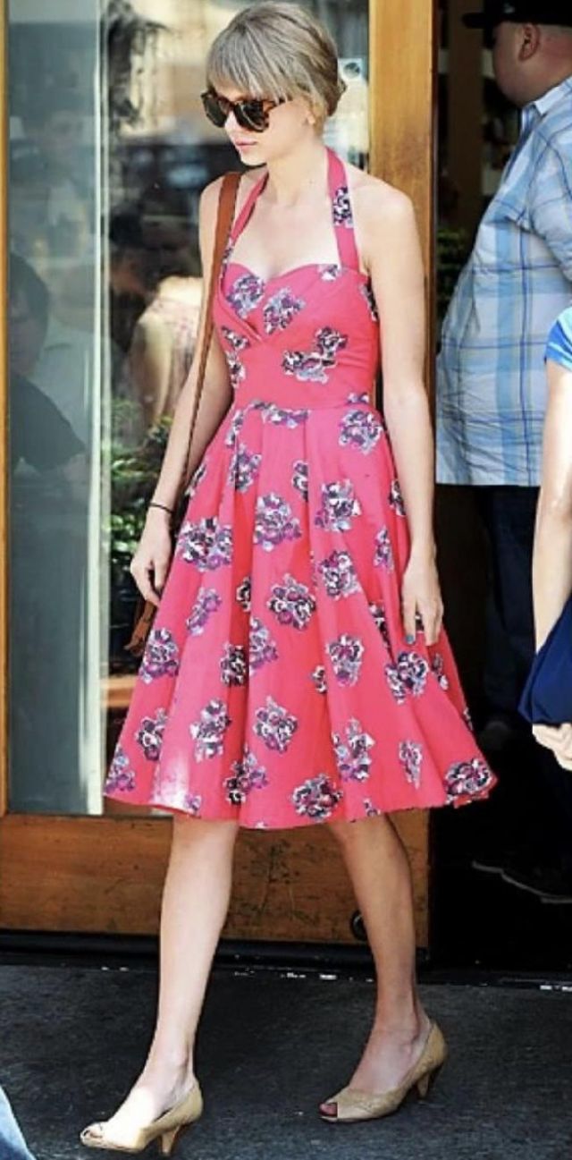 La robe rose à fleurs Anthropologie portée par Taylor Swift dans la rue