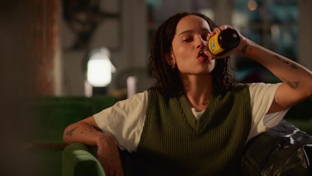 Chaleco de suéter verde oliva usado por Robyn Brooks (Zoë Kravitz) en High Fidelity (Temporada 1 Episodio 4)