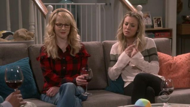 La blouse portée par Penny (Kaley Cuoco) dans la série The Big Bang Theory
