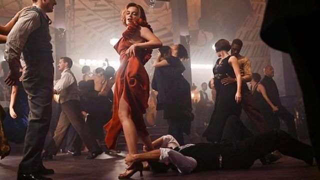 Zapatos de tacón rojo usados por Jacqueline de Bellefort (Emma Mackey) en la película Muerte en el Nilo