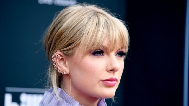 Taylor's star cuff earring worn on the red carpet at the 2019 Billboard Music Awards