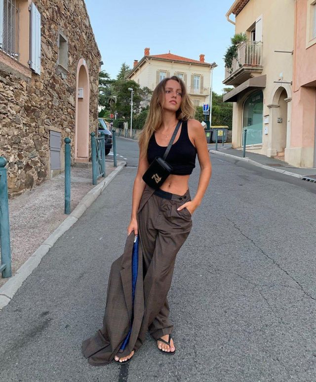 Le pantalon à carreaux , large à pinces, une seule poche sur le côté, ceinture élastique et boutons de Carla Ginola sur le compte Instagram de @carla_ginola