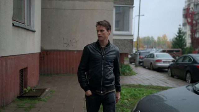 The leather bomber jacket of Kurt Wallander (Adam Pålsson) in The young Wallander (S01E01)
