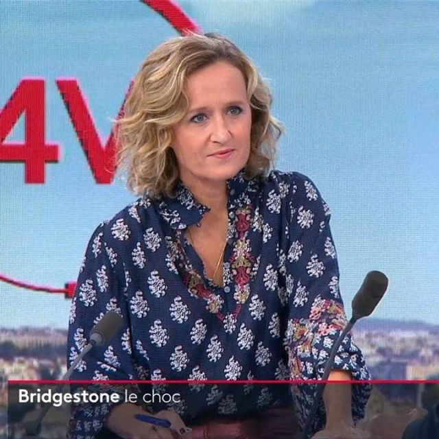 The printed seersucker blouse with long, slightly puffed sleeves. High collar of Caroline Roux in Télématin