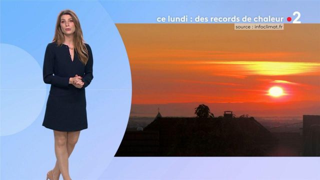 The navy midi dress with long sleeves, golden chain at the collar of Chloe Nabédian in Weather forecast of France 2