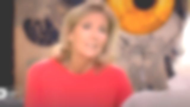 The cashmere sweater red orange Claire Chazal in Passage des Arts the 21.09.2020