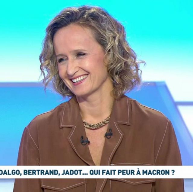 Camisa de satén de seda de Caroline Roux en C dans l'air el 21.09.2020 el @brown19992014