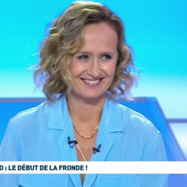 La chemise en crêpe de Chine avec poches à rabat et boutons en nacre griffés de Caroline Roux dans c dans l'air le 24.09.2020 sur le compte Instagram de @brown19992014