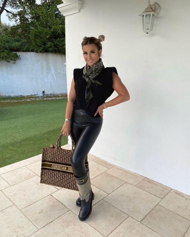 Le top noir sans manches à épaulettes de Carla Moreau sur son compte Instagram @carlamoreau_____
