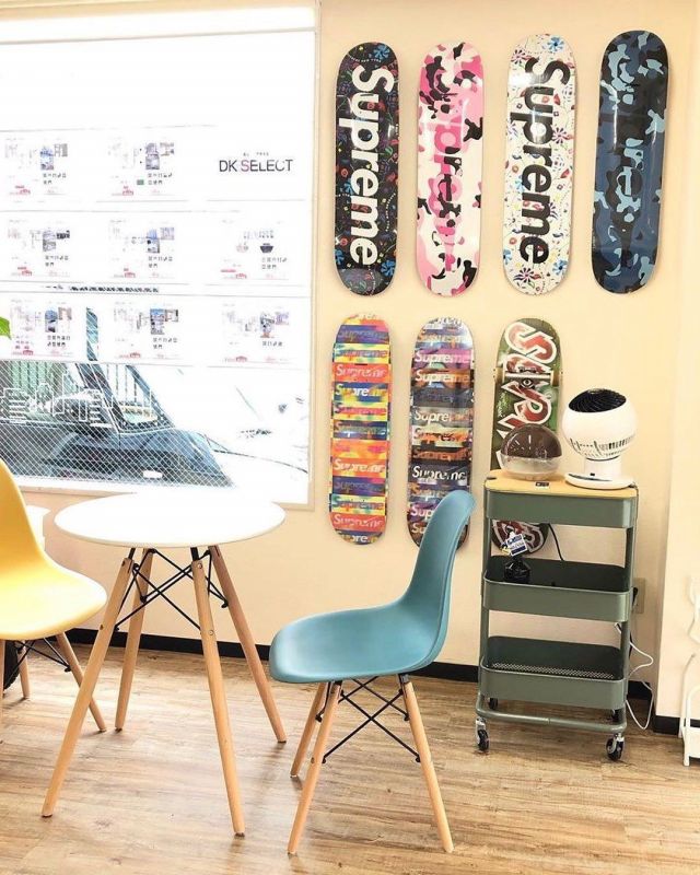 Supreme Distorted Logo Skateboard Deck Yellow sur le compte Instagram de @stockxcollectibles
