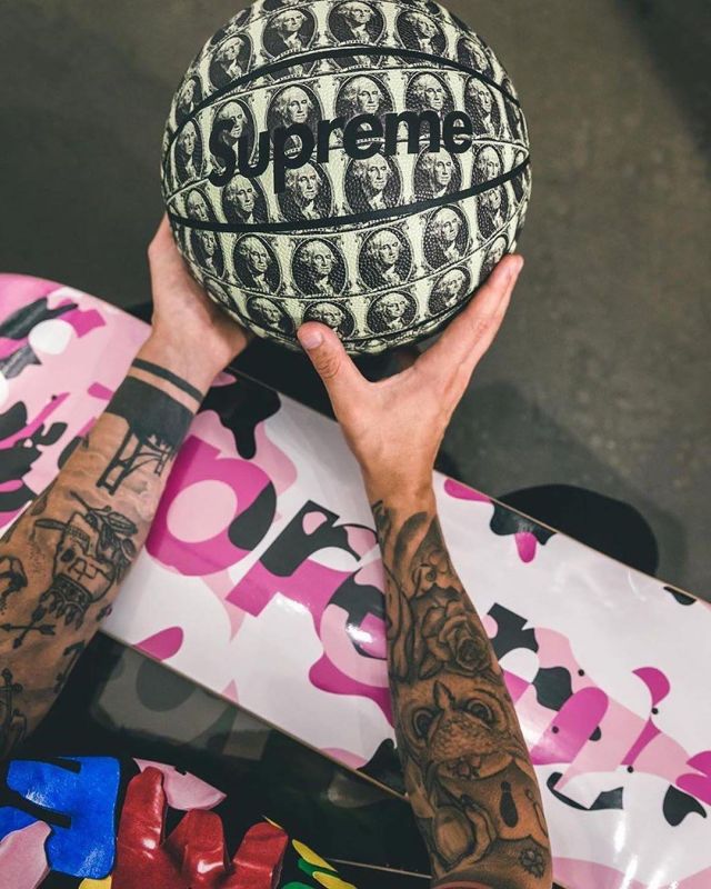 Supreme Camo Logo Skateboard Deck Pink Camo sur le compte Instagram de @stockxcollectibles