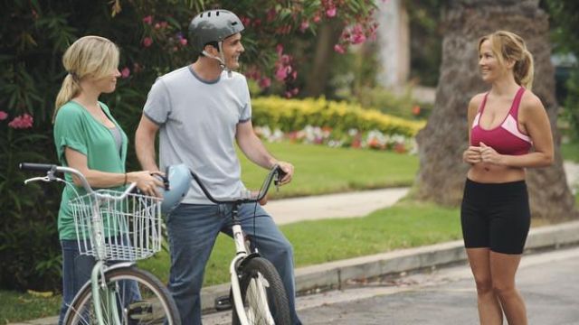 Blue Jeans of Phil Dunphy (Ty Burrell) in Modern Family (S01E02)