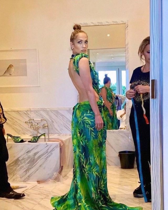Vestido versace de estampado largo usado por Jennifer Lopez en su cuenta de Instagram @jlo