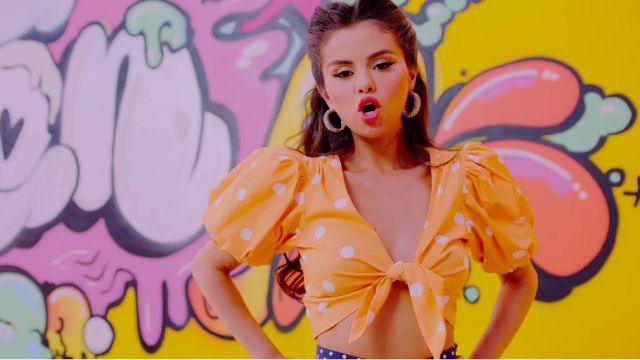 Crop top à nouer à pois orange de Selena Gomez dans BLACKPINK - &#39;Ice Cream (with Selena Gomez)&#39; M / V