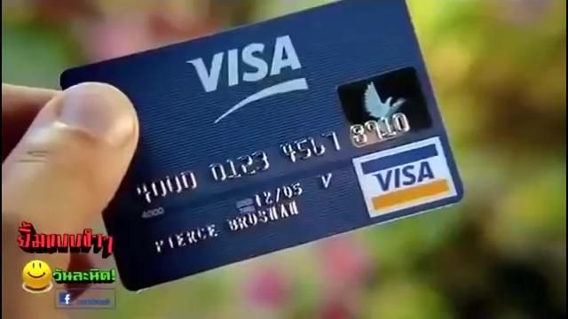 Carte de crédit Visa utilisée par Pierce Brosnan dans la vidéo YouTube James Bond Visa Commercial