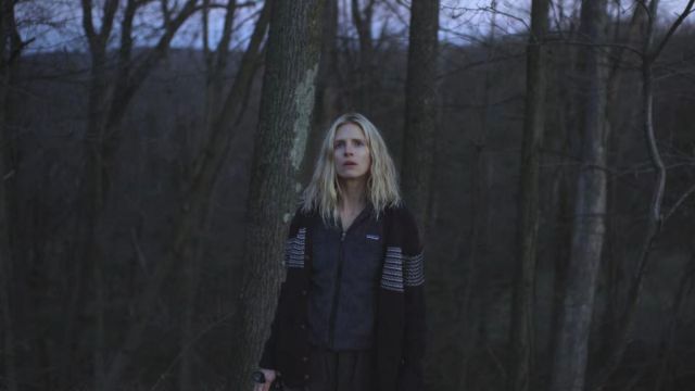 Navy Mix Stitch Cardigan usado por Prairie Johnson (Brit Marling) en The OA (S01E01)