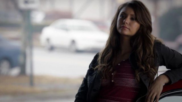 Camisa roja que Kathrine usó como viajera en el cuerpo de Elena Gilbert (Nina Dobrev) como se ve en The Vampire Diaries (S05E14)
