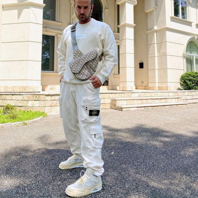La Paire de sneakers Jordan 4 Retro Sail X Off white  porté par Max Miller   sur le compte Instagram de @miller 