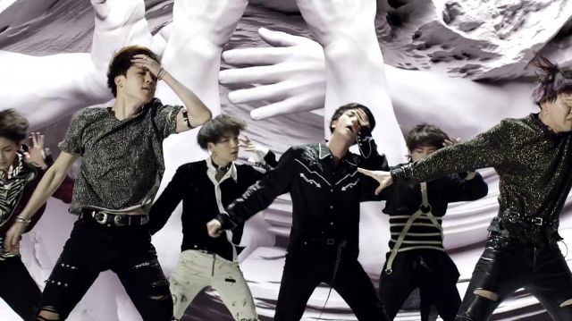 Pantalones de Jimin con agujeros en clip (방탄소년단) FAKE LOVE de BTS | Spotern