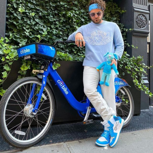 The pair of sneakers Jordan 1 Retro high X Off White University Blue worn by Max Miller on the account Instagram of @miller