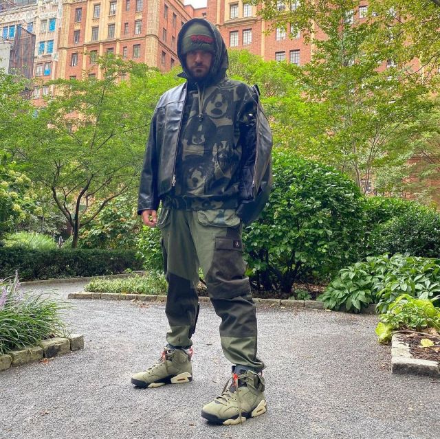The pair of sneakers Jordan 5 Retro X Off white worn by Max miller on the account Instagram of @miller