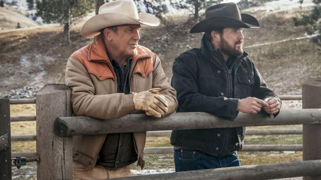 Orange et Sable Veste en cuir porté par John Dutton (Kevin Costner) comme on le voit dans la Série Télé de Yellowstone (S01E07)