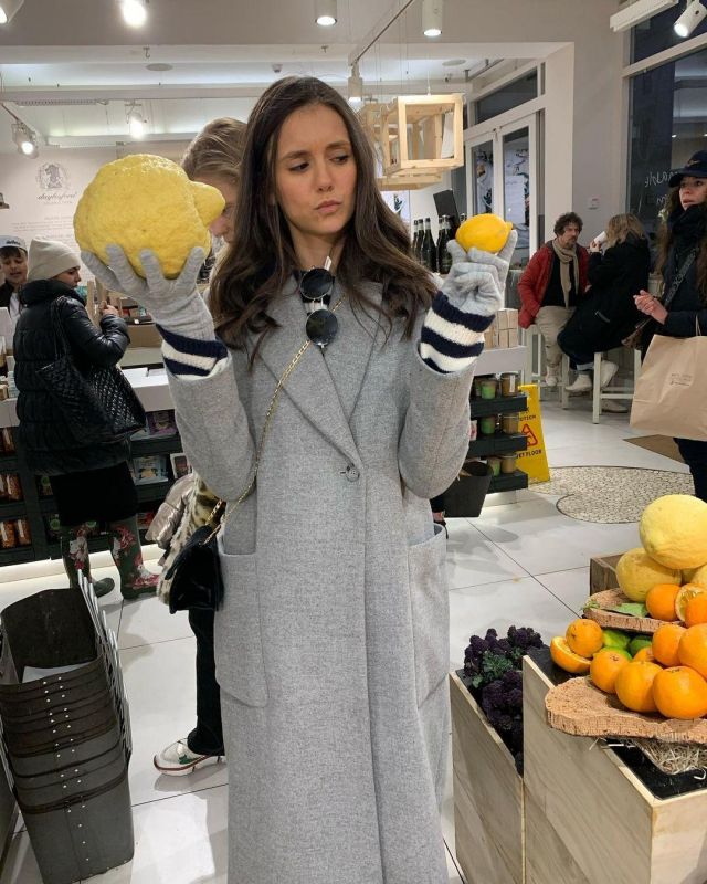 La tenue de Nina Dobrev sur son compte Instagram @nina