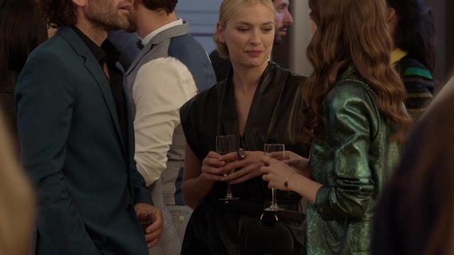 Le sac-ceinture de Camille (Camille Razat) dans Emily in Paris (S01E04)